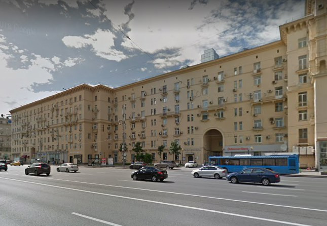 На главной магистрали столицы - Кутузовском проспекте - продается  квартира в  сталинском доме советской эпохи.
Развитая инфраструктура района Дорогомилово имеет все необходимое для полноценной жизни: школы, детские сады, магазины, банки, прогулочная зона на набережной Москвы-реки. Во дворе дома нах