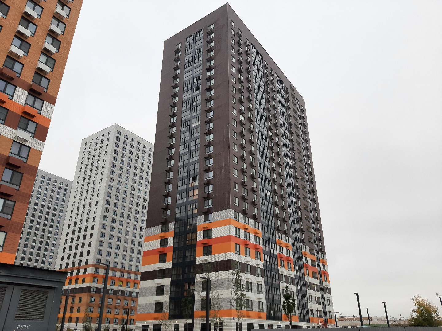 Спальный район. В шаговой доступности от дома храм Патриарха Тихона, храм св. мученицы Титианы Римской, храм преподобного Саввы Освященного, скверы Авдеева, Чехова, Судакова, культурный центр И.М. Астахова, Люблинский пруд. ТЦ «Л-153», гипермаркеты «Ашан» и «Эльдорадо».
Масштабный проект комфорт кла