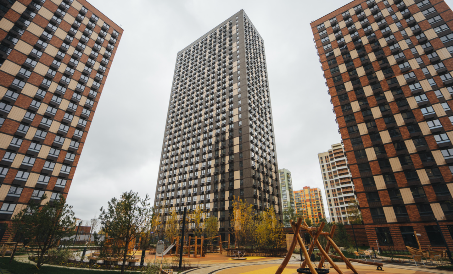 «Бусиновский парк» расположен на севере Москвы - в районе Западное Дегунино, в 20 минутах пешком от метро «Ховрино». Яркий и современный образ жилого квартала создают башни-доминанты - у каждой из них свой уникальный фасад, разработанный российскими архитектурными бюро.
Проектом предусмотрены входы 