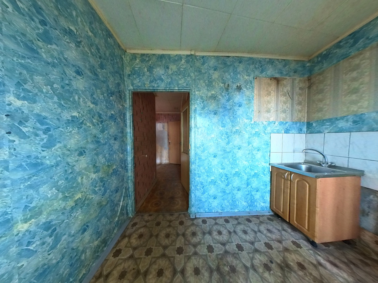 Спальный район Москвы. В шаговой доступности от дома Школьный парк, с детской площадкой, уложенным синтетическим покрытием, уличными фонарями. Дворы благоустроены в стиле венецианского двора и версальского дворика со скульптурами и альпийскими горками. Дом культуры «Дружба» с множеством творческих к