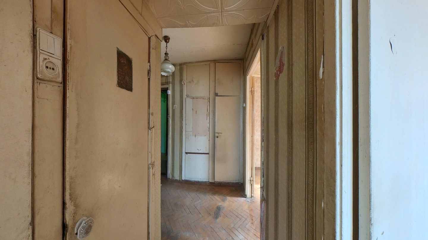 Спальный район. В шаговой доступности от дома храм Патриарха Тихона, храм св. мученицы Титианы Римской, храм преподобного Саввы Освященного, скверы Авдеева, Чехова, Судакова, культурный центр И.М. Астахова, Люблинский пруд. ТЦ «Л-153», гипермаркеты «Ашан» и «Эльдорадо».
Квартира с отделкой, документ