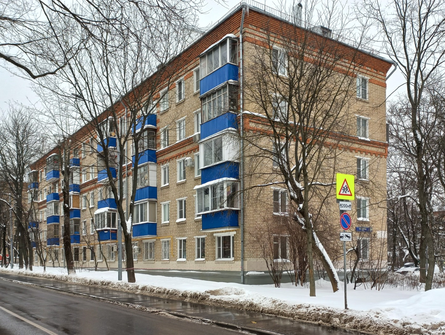 Москворечье-Сабурово! Один из самых лакомых районов для проживания, ведь эта бывшая вотчина русских царей, историческая территория. Расположен на высоком холме. В шаговой доступности от дома Детская школа искусств имени Святослава Рихтера. Творческий центр «Москворечье». Долина реки Чертановка.
Моно