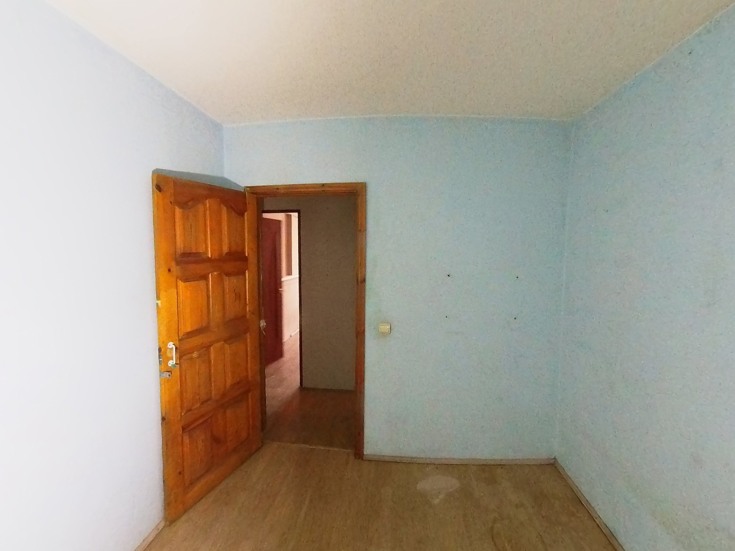 Тихий, спокойный, спальный район. Экологическая обстановка благоприятная благодаря большой лесопарковой зоне и отсутствию промышленных предприятий. В шаговой доступности от дома бассейн «Лазурный», парк Северное Тушино, Алешкинский лес и Химкинское водохранилище. Магазины: Перекрёсток, Пятёрочка, Ди