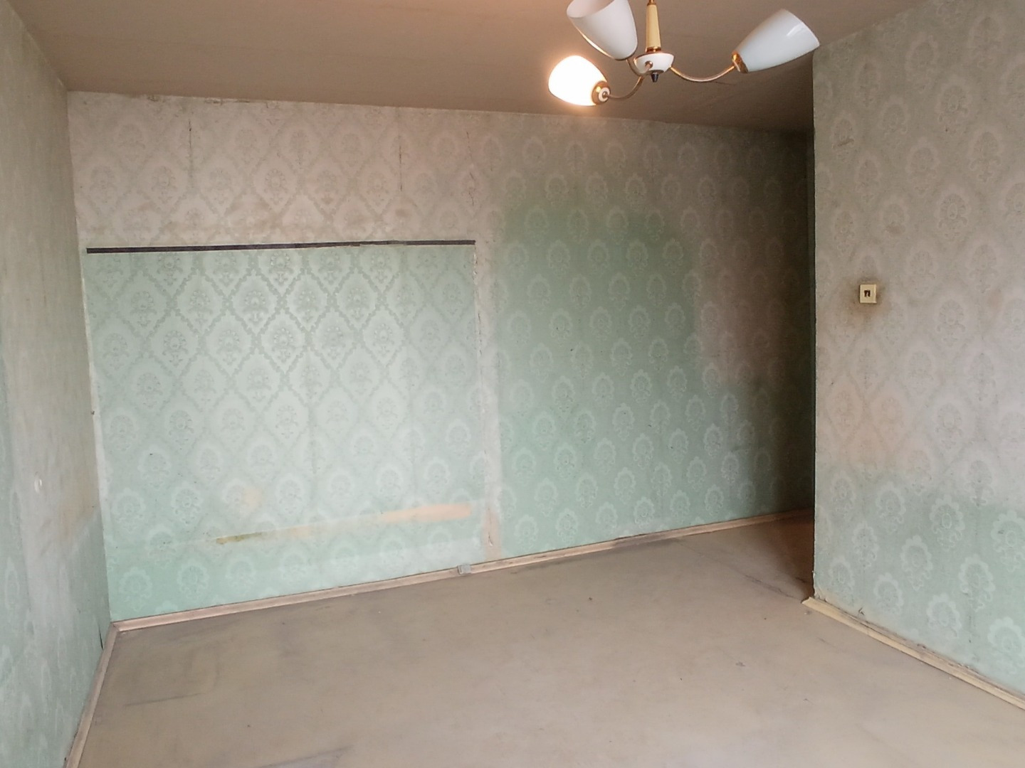 Тихий, спокойный, спальный район. Экологическая обстановка благоприятная благодаря большой лесопарковой зоне и отсутствию промышленных предприятий. В шаговой доступности от дома бассейн «Лазурный», парк Северное Тушино, Алешкинский лес и Химкинское водохранилище. Магазины: Перекрёсток, Пятёрочка, Ди