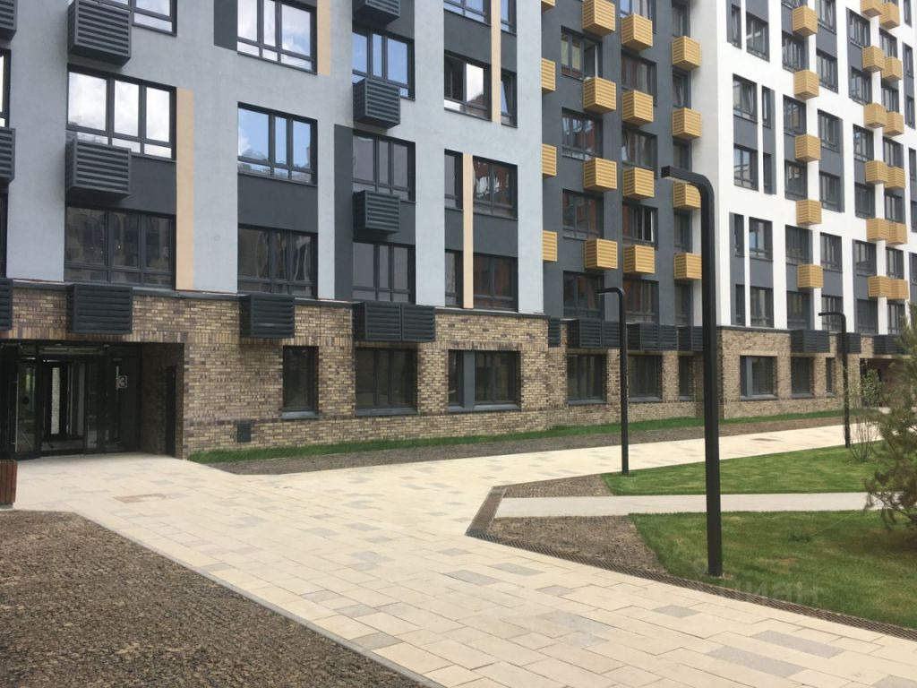 Город - парк «Переделкино Ближнее». 
Расположение - 8 км от МКАД по Боровскому шоссе. До метро «Рассказовка» - 12 минут пешком. Монолитный дом в 200 м от Большого Федосьинского пруда с пляжной зоной и благоустроенной набережной. Зона отдыха, пирс, лодочная станция, площадка для пляжного волейбола, т