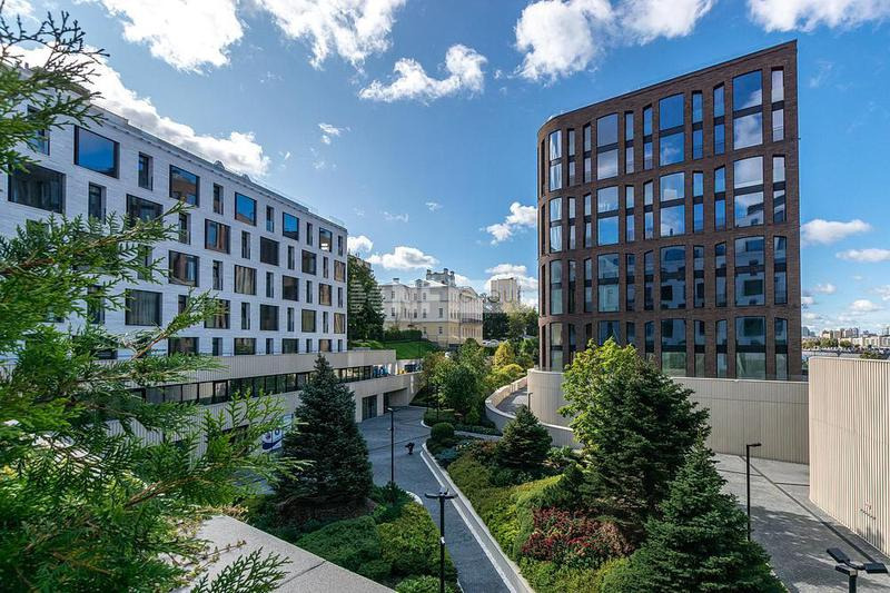 Savvin River Residence (Савин Ривер Резиденс) - 4 изящных особняка на 169 квартир премиум-класса на первой линии Саввинской набережной в уютном центре столицы - в районе Хамовники. Минималистичные фасады облицованы белым греческим мрамором и бельгийским обожжённым кирпичом, создающие эффект легкого 