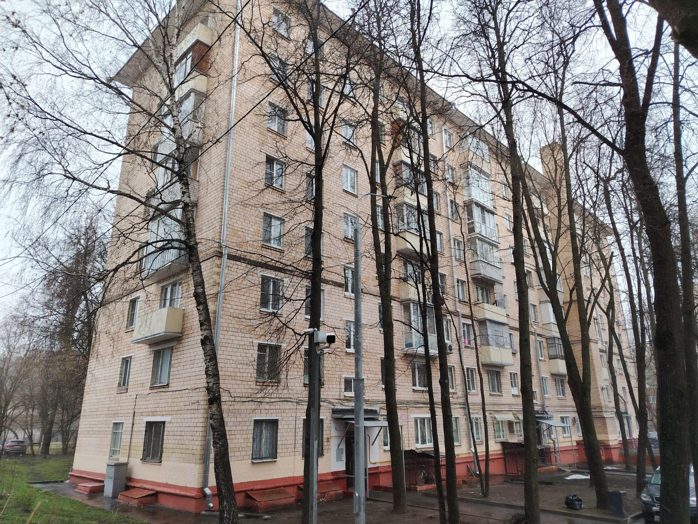 Район Измайлово.
Транспортная доступность: Измайловская
Спальный район, считается одним из самых благополучных районов в ВАО.
В шаговой доступности от дома Сиреневый сад, где на 7 гектарах растет около 50 сортов кустарника, некоторые из которых существуют в единственном экземпляре. НИИ урологии, Фил