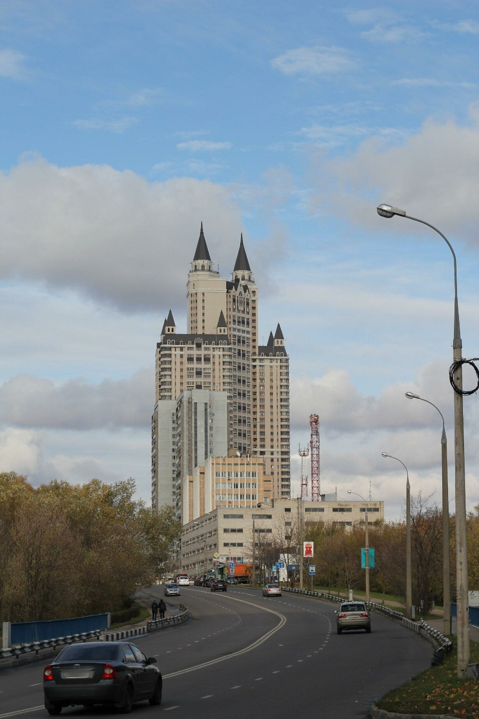 Одно из самых высоких зданий Москвы - жилой комплекс премиум класса «Эдельвейс», который расположен в районе Фили-Давыдково. Его высота составляет 157 метров. В комплексе имеется аквапарк, бар, ресторан, супермаркет, салон красоты, фитнес-центр, банк с возможностью аренды сейфовых ячеек и многое дру