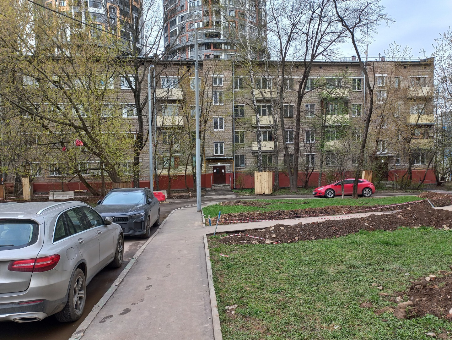Район называют научным кластером столицы с отличной инфраструктурой и комфортной для жизни средой. Входит в рейтинг лучших с точки зрения экологии. В шаговой доступности от дома Спортивный центр «Космос». В нем есть стадион, корты, спортивные площадки, клуб шахматистов и яхт-клуб. Треть заказника «В