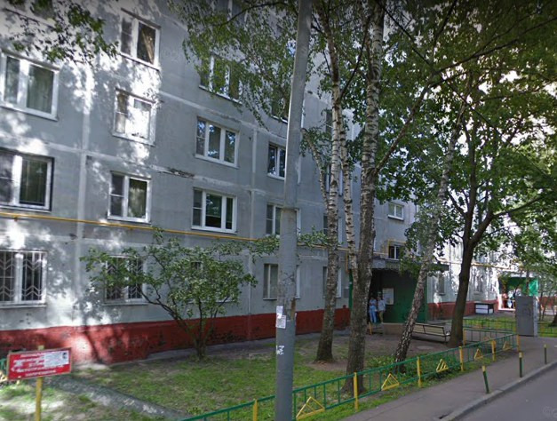 Спальный район Москвы. В шаговой доступности от дома Школьный парк, с детской площадкой, уложенным синтетическим покрытием и уличными фонарями. Дворы благоустроены в стиле венецианского двора и версальского дворика со скульптурами и альпийскими горками. Дом культуры «Дружба» с множеством творческих 