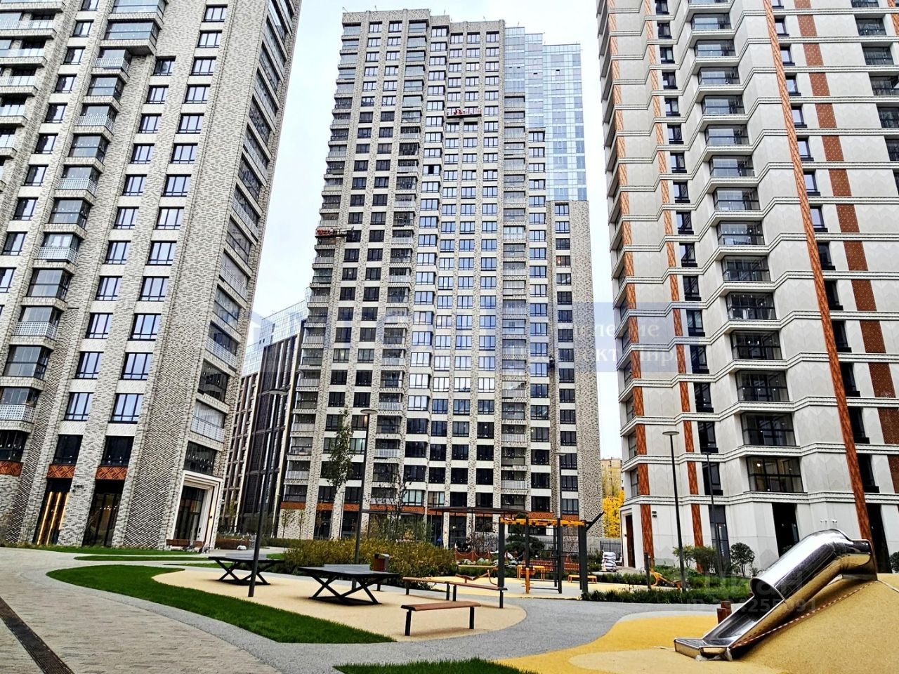 Проект расположен в Даниловском районе Москвы и является частью квартала Foriver (очередь Sky). Этот исторический район столицы на берегу живописной Симоновской набережной и ансамбля Симонова монастыря. Застройщиком представлены различные планировки квартир. На выбор покупателям предлагаются вариант