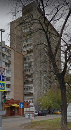В шаговой доступности от дома Гончаровский парк, всегда зеленый из-за еловых аллей. Яблоневый сад. Дизайн-завод «Флакон». «Хлебзавод» - городское парковое пространство для прогулок, покупок и отдыха. Крупный велодром, где тренируются спортсмены международного уровня по велоспорту. Гимназия Марьина Р