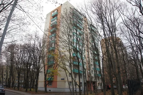 Тимирязевский район расположен в Северном округе внутри третьего транспортного кольца. Район – «легкие» Москвы, является самым зеленым в Северном округе, 1/3 территории занимают зеленые зоны. В шаговой доступности от дома Дендрологический сад, Мичуринский сад , парк «Дубки», теплицы, опытных полей, 
