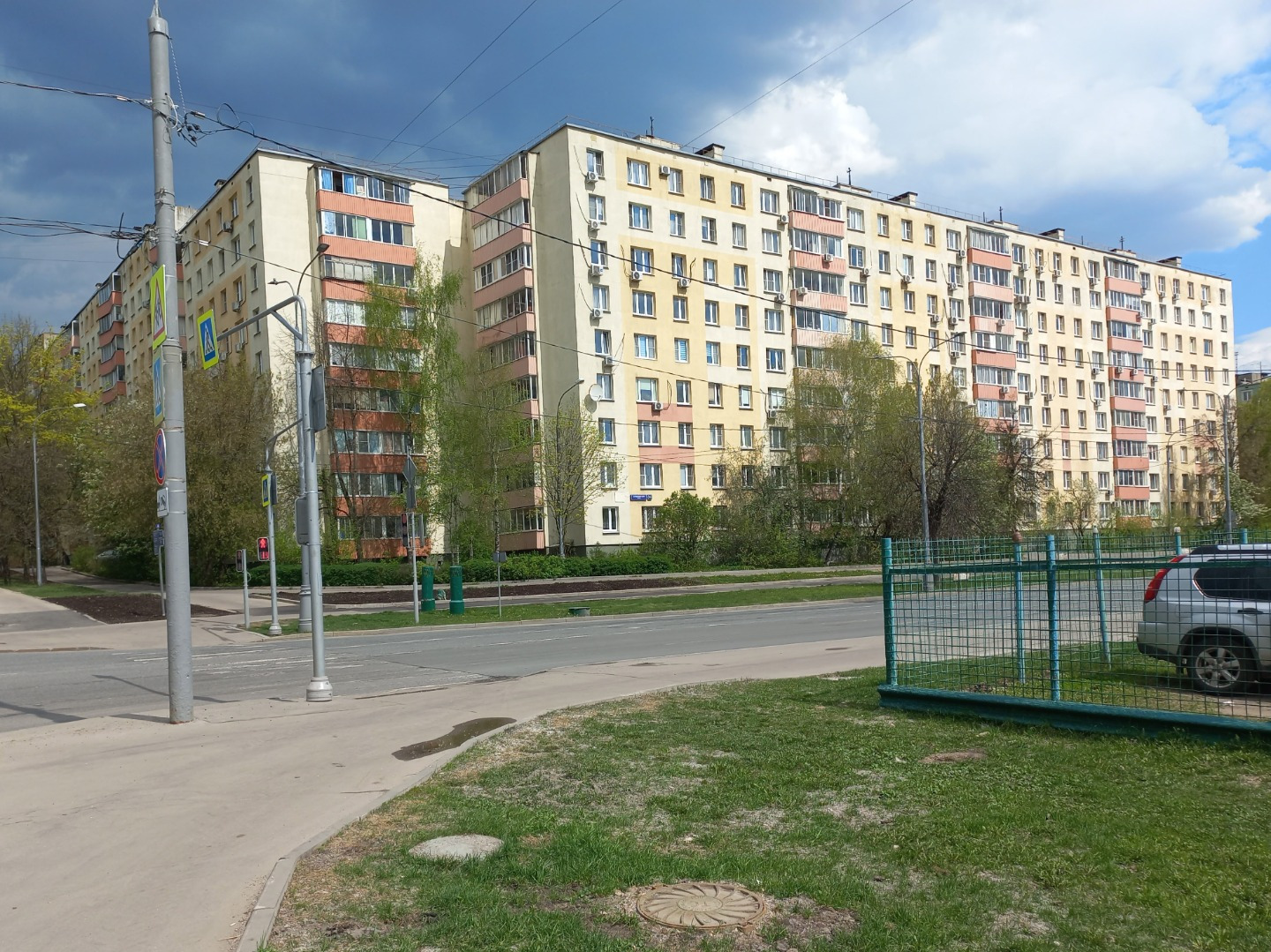 Один из самых комфортных для жизни спальный район Москвы с благоприятной экологией. Отсюда как-то не принято уезжать, как из других районов. Интеллигентная публика, несколько поколений семей, которые давно обжили район и продолжают жить здесь. Развитая инфраструктура.В шаговой доступности от дома Бу