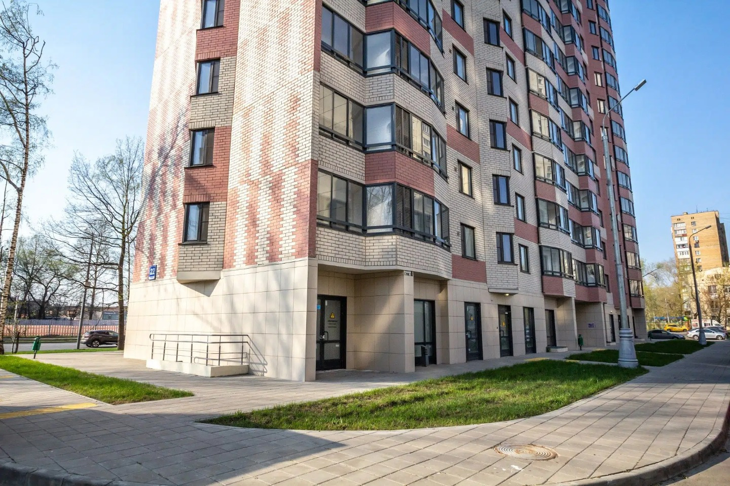 Лучший район в городе по комплексному благоустройству. В шаговой доступности от дома река Яуза - главная достопримечательность. Медведковский лесопарк. Сквер «Северная медведица». Кинотеатр «Ладога». Спортивный комплекс с футбольным полем.
Многоквартирный дом. Во дворе детская и спортивная площадка.