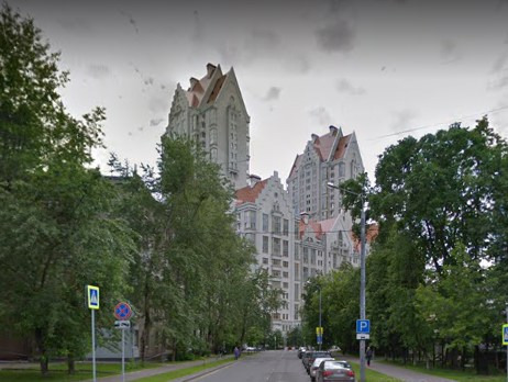 «Эльсинор» расположен в тихом квартале рядом с метро «Октябрьское поле», в окружении жилых комплексов и объектов инфраструктуры компании. Здание стилизовано под средневековый замок, использованы мотивы романской архитектуры: готические фасады, стрельчатые витражи, башни со шпилями, неоготическая арк