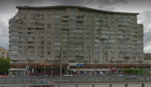 Жилой комплекс «Помидор» находится в Северо-Западном округе (СЗАО) Москвы, вблизи станции метро «Аэропорт». Удачное местоположение на Ленинградском проспекте обеспечивает зданию прямую транспортную сообщаемость как с центром города, так и с МКАД.
Экзотическое название комплексу оставил располагавший