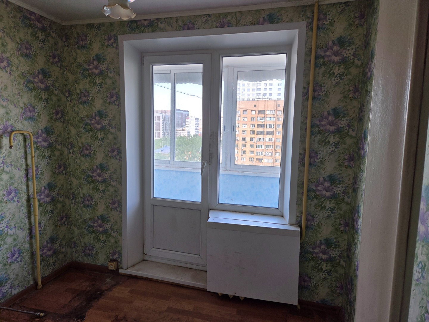 Тимирязевский район расположен в Северном округе внутри третьего транспортного кольца. Район – «легкие» Москвы, является самым зеленым в Северном округе, 1/3 территории занимают зеленые зоны. В шаговой доступности от дома Дендрологический сад, Мичуринский сад , парк «Дубки», теплицы, опытных полей, 