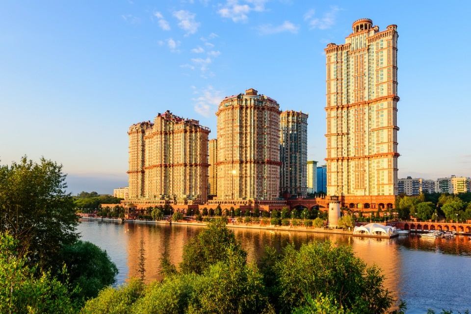 На берегу Москвы-реки-символ роскошной жизни. Своя аквазона, свой собственный аквапарк, бассейны, спа, бани.Тренажерный зал, футбольное поле, теннисный корт. Дизайнерский роскошный холл ,итальянский мрамор, зеркальные панели, элегантная мебель. Частный детский сад, детский клуб, рестораны, кафе, суп