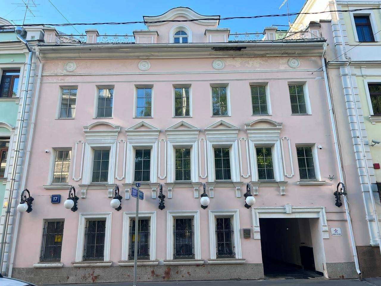 Предлагается в продажу особняк 1870 г. постройки в центре Москвы общей площадью 599 кв.м, около 4 мин ходьбы от станции м. Сухаревская. Внутренняя отделка помещения выполнена из натурального качественного материала.
Парковка, небольшой тихий двор.
10.08 Б