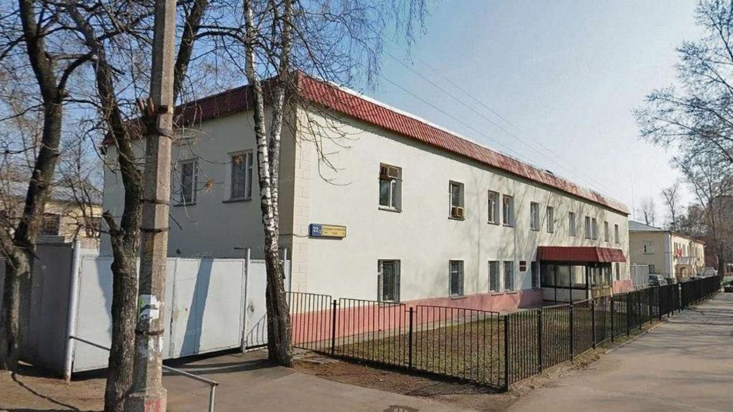 Бизнес Центр на ул. Большая Косинская, 22 находится по адресу Москва, Большая Косинская улица, 22, расположен недалеко от метро «Косино», «Улица Дмитриевского», «Лермонтовский проспект».
Здание площадью 907 м², 1939 года постройки, имеет 2 этажа.
На территории есть парковка - наземная на 30 мест, до