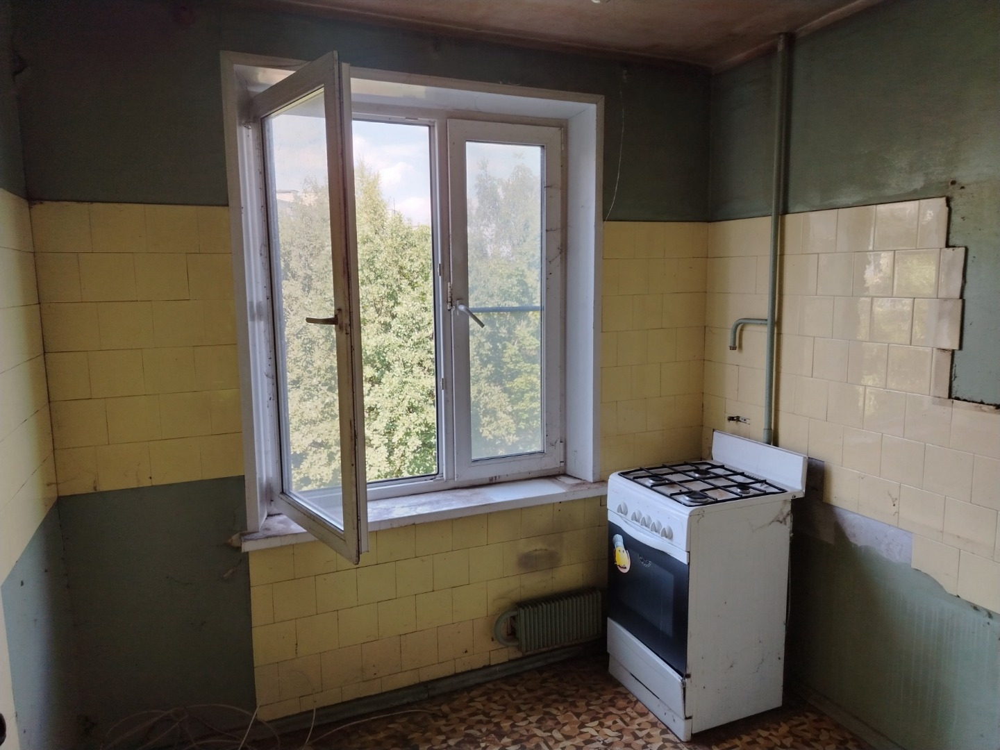 В шаговой доступности от дома главная достопримечательность района, жемчужина архитектурного искусства XVIII века – усадьба «Кусково» дворцово-парковый комплекс где можно посетить крупнейший в России частный зверинец, порыбачить в пруду, покататься на качелях-каруселях. Московский Театр иллюзии, теа