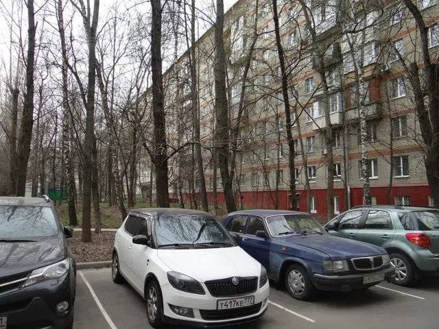 Один из самых зеленых и комфортных для проживания районов столицы. В шаговой доступности от дома ТЦ «Капитолий», Московский большой цирк на Воробьевых горах, музыкальный театр Наталии Сац, крупный лесной массив - Ботанический сад МГУ ,лесопарковая зона Воробьевых гор, парк имени 50-летия Октября, па