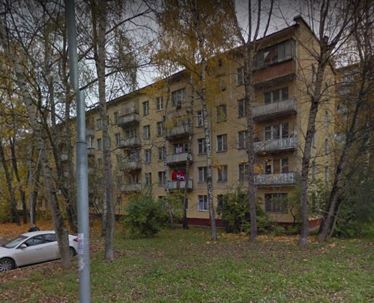 Спальный район. Развитая инфраструктура. В шаговой доступности от дома стадионы «Крылья советов» и «Сад здоровья», комплекс Олимпийского центра водного спорта с закрытыми и открытыми бассейнами, батутный и пейнтбольный клубы. Кинотеатр - «Родина». «Могилевский дворик» – двор оформлен в национальном 