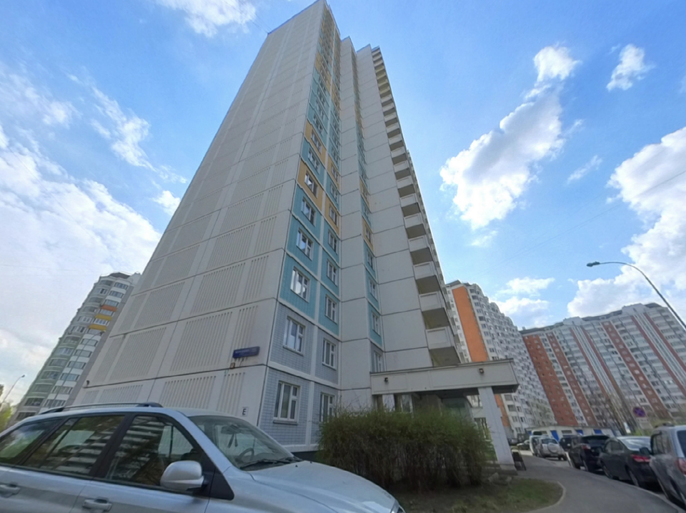 Спальный район Москвы - яркий, интересный, тихий и укутанный в зелень парков. В шаговой доступности от дома парк «Чермянка», является частью крупного заповедника. В нем обитают животные и растения из Красной книги города Москвы. В зеленой зоне парка расположены арт-объекты, скейт-парк, поля для игры