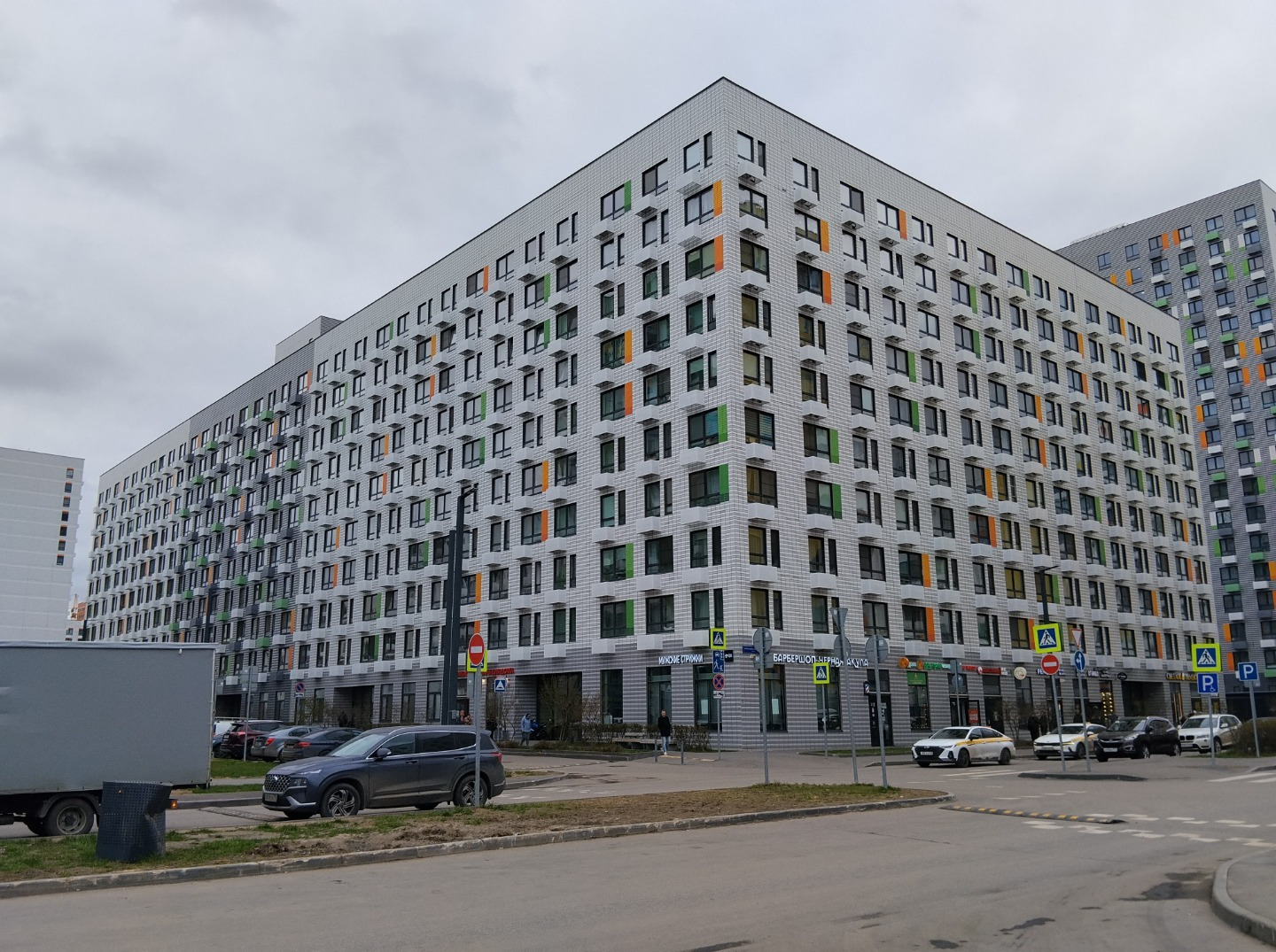 Жилой комплекс - Бунинские луга  построен в 4 километрах от МКАД по Калужскому шоссе, в одноимённом посёлке. 
Инженерия комплекса, кроме базовых систем, включает индивидуальные «крышные» котельные, снабжающие его теплом и горячим водоснабжением. Внешняя отделка комплекса выполнена из разноцветного к