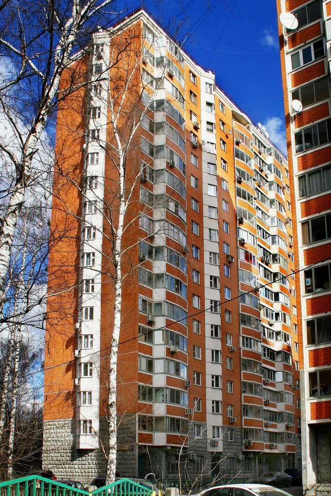 Один из самых элитных районов для проживания в Москве. В шаговой доступности от дома парк «Серебряный Бор» с благоустроенной пляжной зоной, Москворецкий дендропарк и Мневниковская пойма. Учебно-спортивно-оздоровительным комплексом «Октябрь», физкультурно-оздоровительным комплексом «Серебряный», в ко