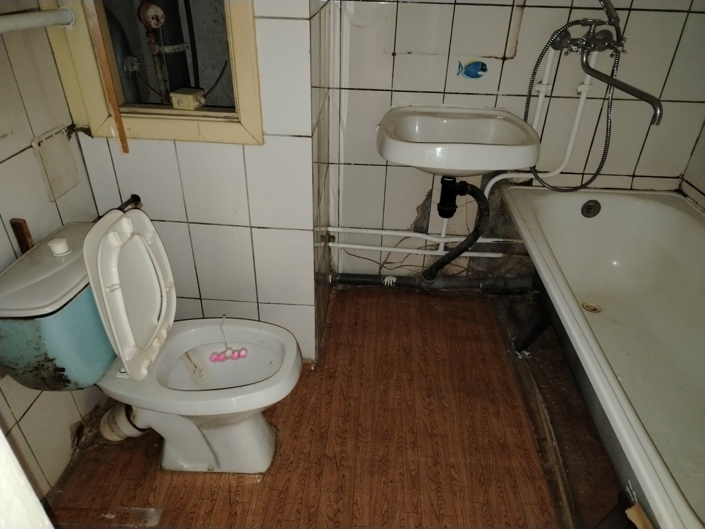 Спальный, чистый и зеленый район. В шаговой доступности от дома Гольяновский парк,с баскетбольной площадкой и теннисным кортом, искусственный Гольяновский пруд. Заповедник «Лосиный остров» - крупнейший лесной массив в Москве. В нем встречаются лоси, олени, зайцы, лисы, бобры, белки, 170 видов птиц. 