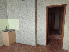 Спальный район. В шаговой доступности от дома «Аллея сказок», футбольное поле, открытая спортзона с тренажерами, дорожка для велосипедистов и игровой городок для малышей. «Аллея влюбленных» с аркой в форме большого сердца, цветники, газоны, дорожки, реконструированный пруд и лавочки с беседками. Нек