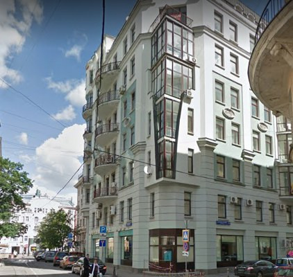 Элитный жилой комплекс уютно разместился в Плотниковом переулке, в пределах досягаемости от станций метро «Смоленская» и «Арбатская». Восьмиэтажное здание возведено с использованием монолитной технологии. На территории комплекса предусмотрена подземная парковка, вмещающая 20 автомобилей. Также обесп