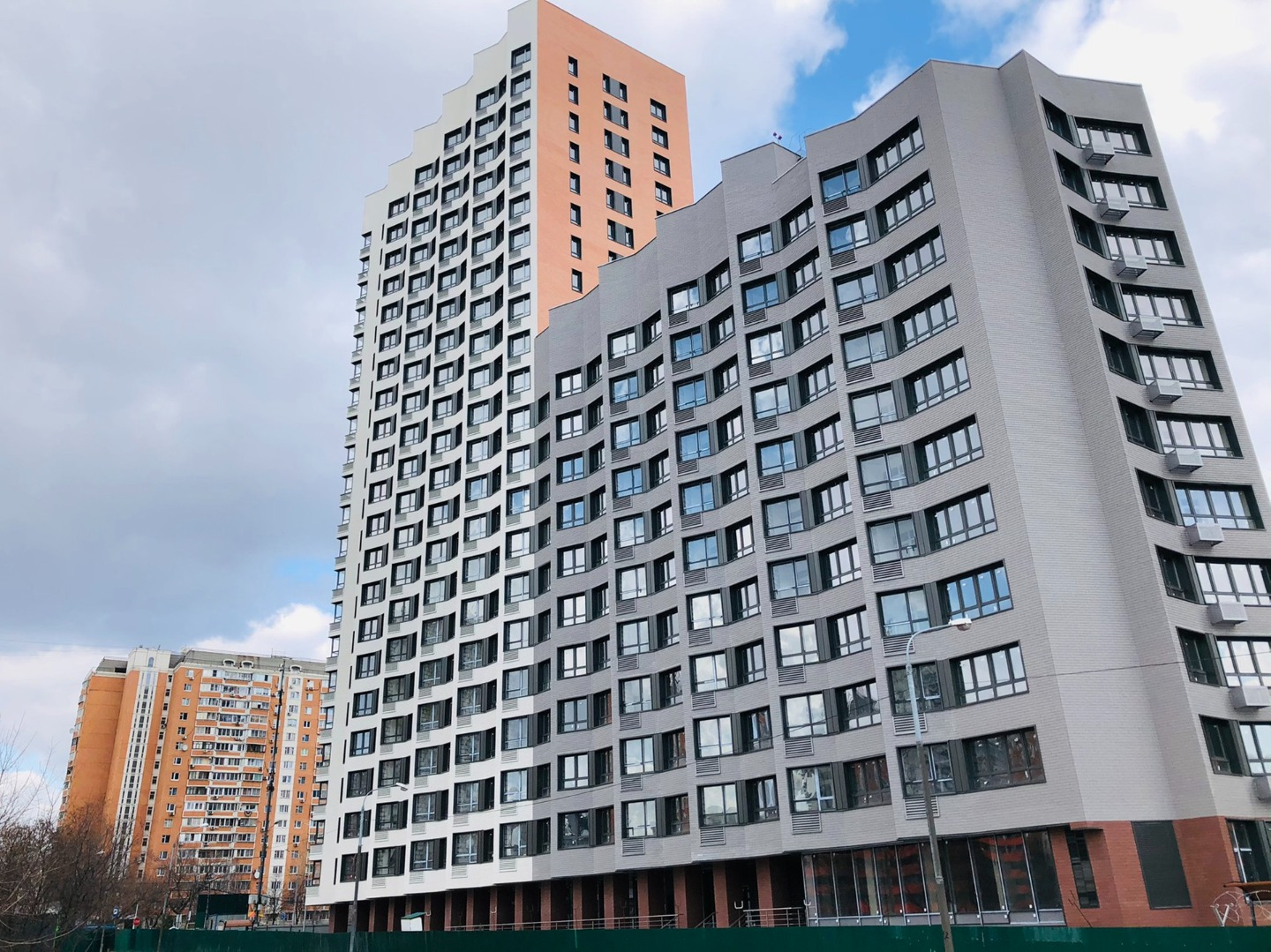 Спальный район Москвы. Благоприятная экологическая обстановка благодаря большой лесопарковой зоне и отсутствию промышленных предприятий. Жилой комплекс - Тополя.
Двор: закрытый, без машин, с ландшафтным дизайном, детскими и спортивными площадками, зонами отдыха и аллеями. Безопасность: установлено к