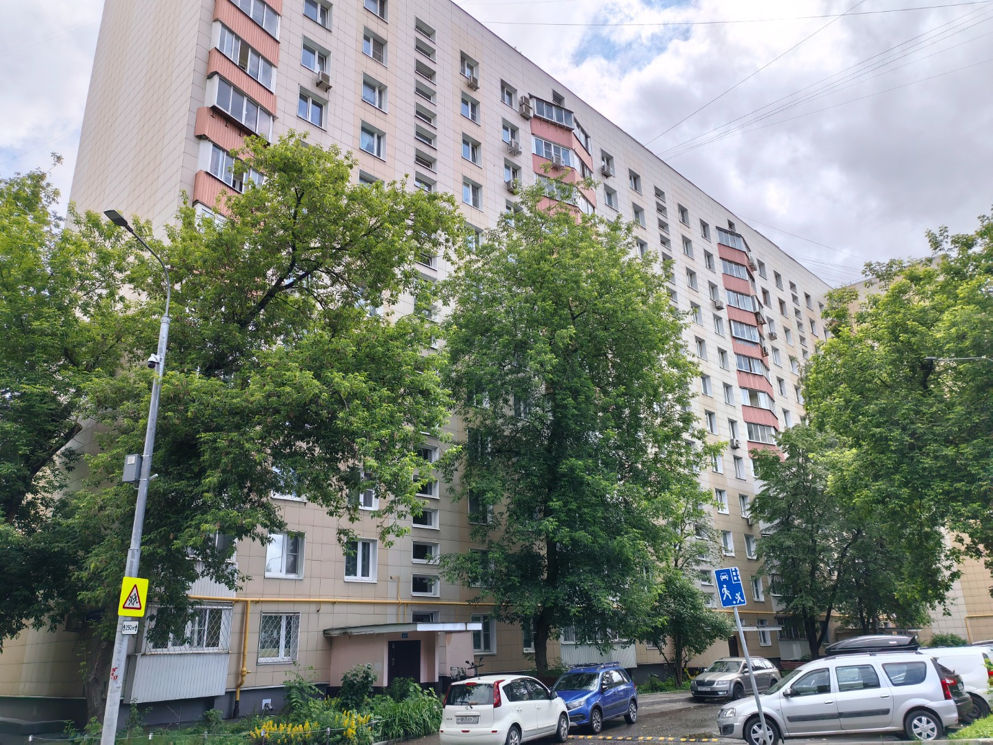 Во дворе площадки для отдыха и спорта. Озелененная территория, высажены деревья, кустарники, разбиты газоны и цветники.
Прекрасная возможность проживать в благополучном районе и получить прописку в Москве для получения повышенной пенсии и других льгот.
Жилье находится вблизи ВУЗов, известных достопр
