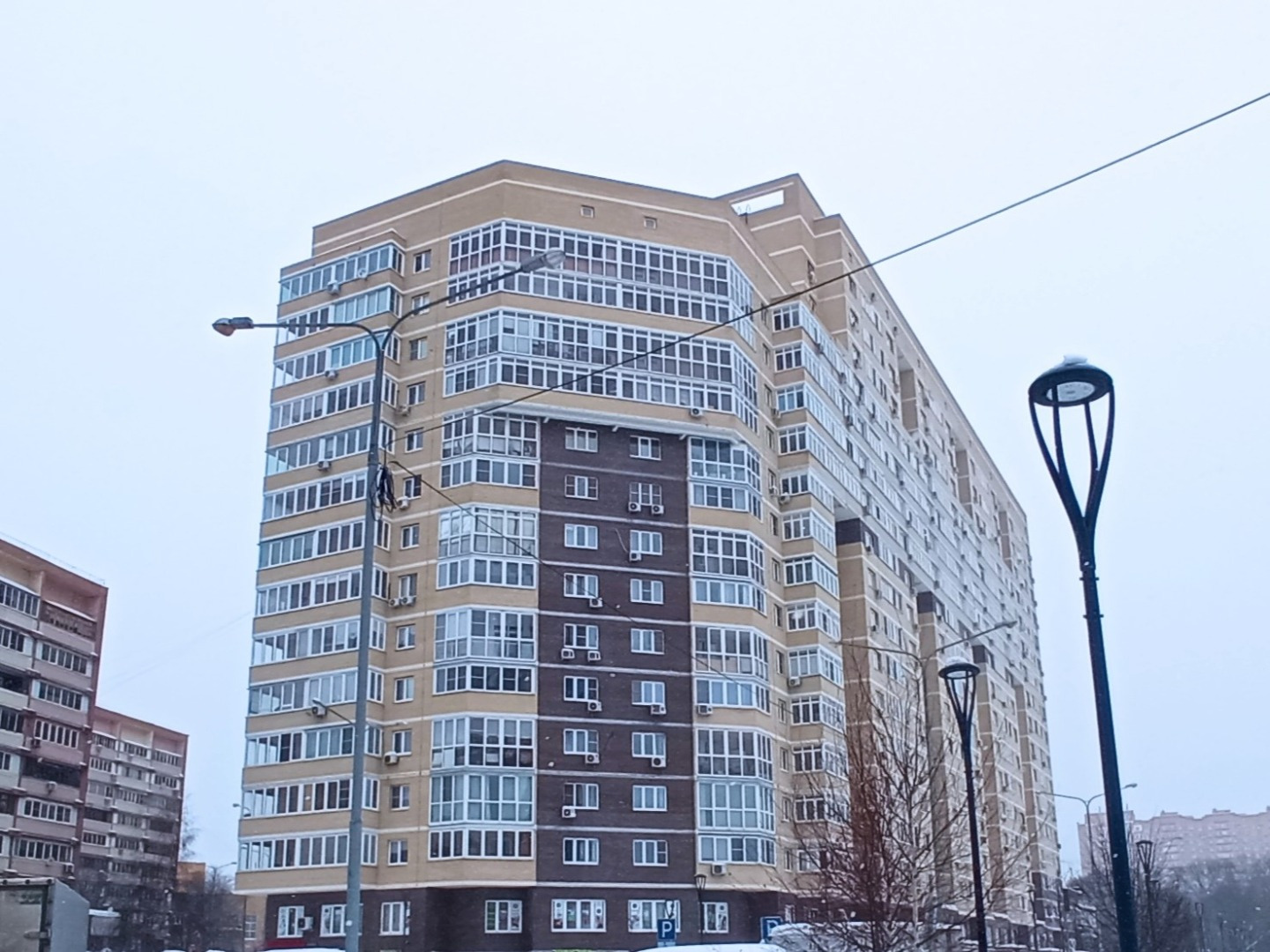 Жилой комплекс «Коммунарка» построен в 4 километрах от МКАД по Калужскому шоссе, в одноимённом посёлке. ЖК переменной этажности с многоуровневым паркингом и обширной внутренней инфраструктурой возведён по кирпично-монолитной технологии.

Инженерия комплекса, кроме базовых систем, включает индивидуал