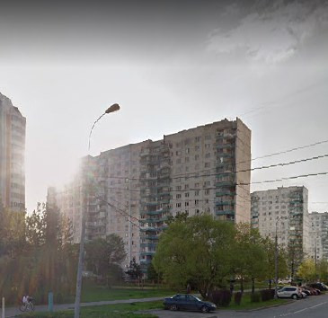 В шаговой доступности от дома парк «Центральный», общественное пространство «Аллея славы», Технологический колледж № 43, общеобразовательная школа № 41, две детско-юношеские спортивные школы, детская музыкальная школа № 104. Детский сады № 906, № 2516, № 2228, № 2643.
Благоустроенный двор с детскими