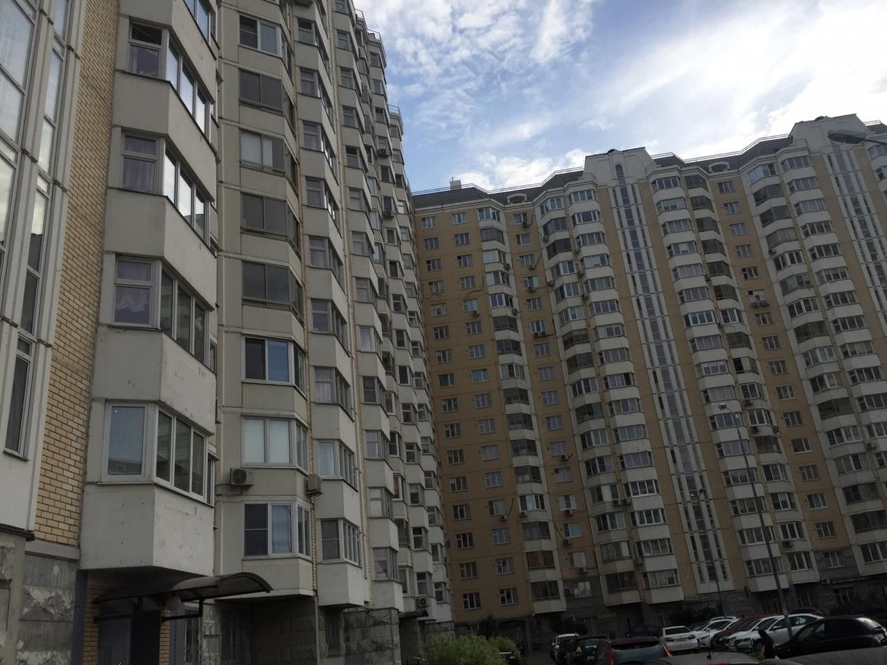 ЖК «Головино». 
Самое удачное расположение дома в ЖК., многоуровневый паркинг, школа, детский сад  с бассейном, магазины, салон красоты. 
Красивая придомовая территория, на территории комплекса детские и спортивные площадки. Территорию комплекса охраняет ЧОП .
Красивая входная группа. В непосредстве