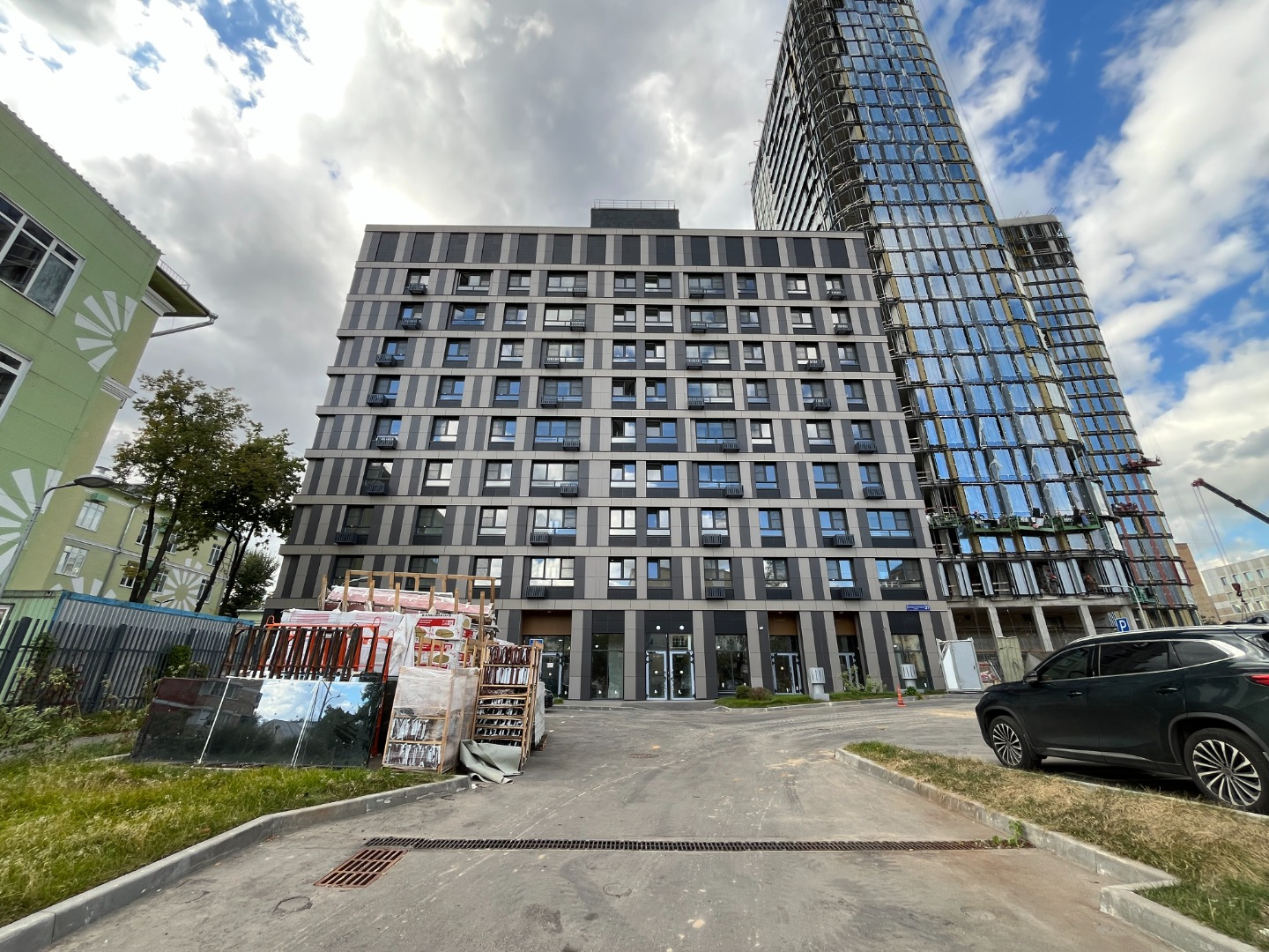 Басманный район
Басманный район расположен на востоке Москвы и граничит с Садовым кольцом. Это один из старейших районов города, известный своими историческими зданиями и культурными достопримечательностями.

Природа и экология
Басманный район не отличается большим количеством зеленых зон, однако зд