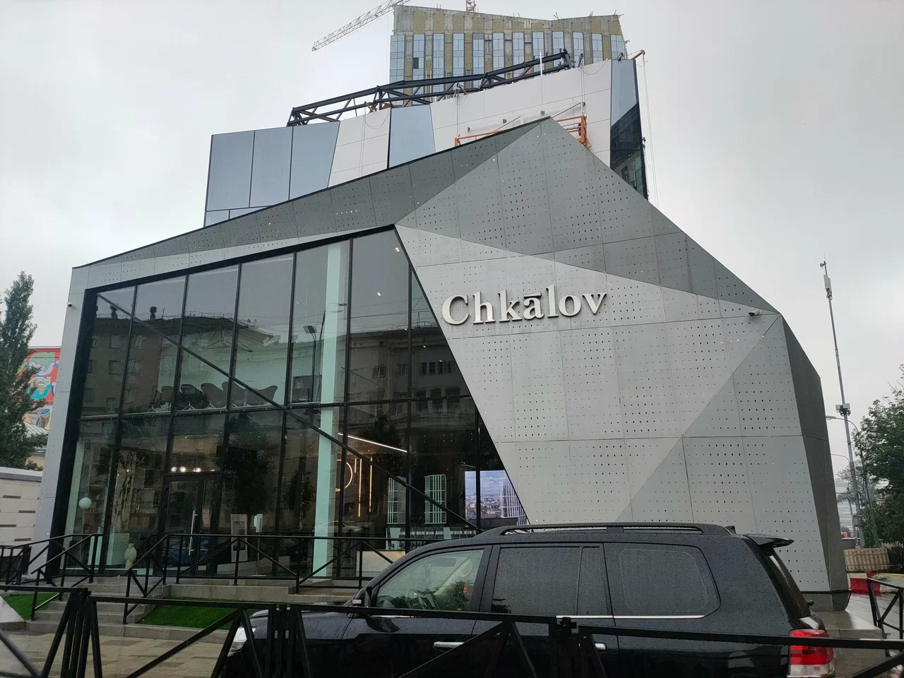 Расположение, транспортная доступность 
Небоскреб «Дом Chkalov» расположен на площади Курского вокзала, в центре Москвы, у выхода из метро «Чкаловская» и «Курская». Здание достигает в высоту почти 100 метров и включает в себя две башни на стилобате. 
 
Фасады высотных башен обращены на Садовое кольц