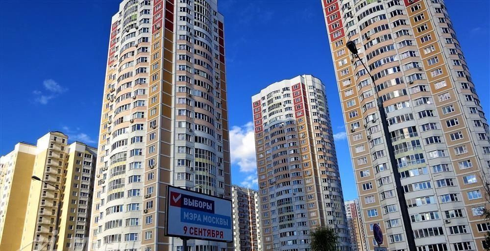 Город-парк «Первый Московский» расположен всего в 7 км по Киевскому шоссе от МКАД на территории Новой Москвы. Из города-парка прямой выезд на Киевское шоссе и трассу Солнцево-Бутово-Варшавское шоссе. 
 ТРАНСПОРТНАЯ ДОСТУПНОСТЬ: 
 7 мин. на личном автомобиле или 10 мин. на автобусе до станции метро «