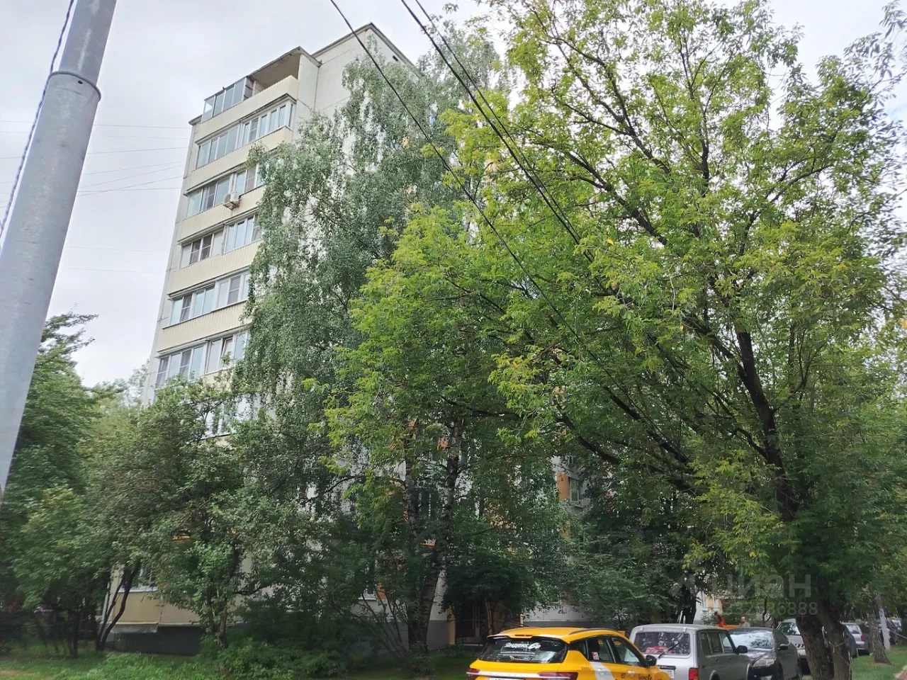 Транспортная доступность: В пешей доступности (около 15–20 минут пешком) находится станция метро «Новогиреево» (Калининская линия), что позволяет без пересадок быстро добираться до центра Москвы. Также в 10 минутах ходьбы расположена одноименная станция МЦД-4 «Новогиреево». Рядом проходит шоссе Энту