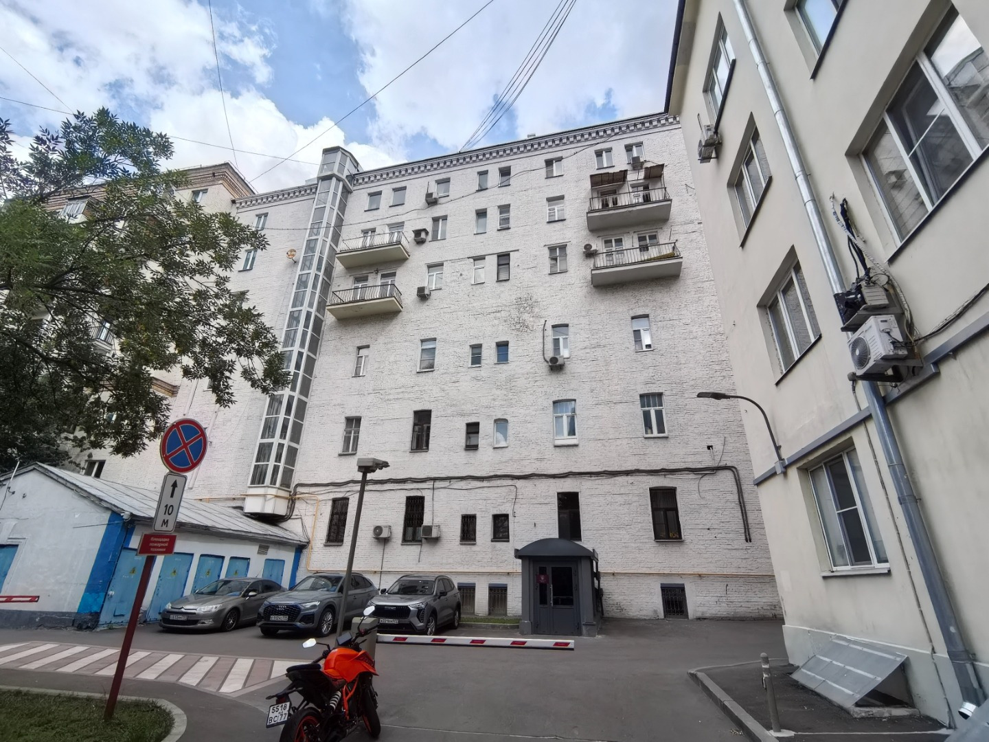 Здание построено в 1902 году. Это кирпичный дом, сохранивший исторический облик.Пятиэтажное здание с небольшим количеством соседей создает ощущение приватности, которое редко встречается в современных жилых комплексах.
Адрес относится к району Арбат Центрального административного округа (ЦАО). Это о