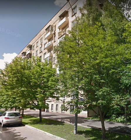 Локация и сам дом по адресу улица Дружбы, 10/32 обладают рядом преимуществ, характерных для обжитых районов на юго-западе Москвы.
В 2 минутах пешком находится станция метро «Ломоносовский проспект», до станции «Раменки» — около 18 минут пешком.2 источника Также в пешей доступности есть остановки наз