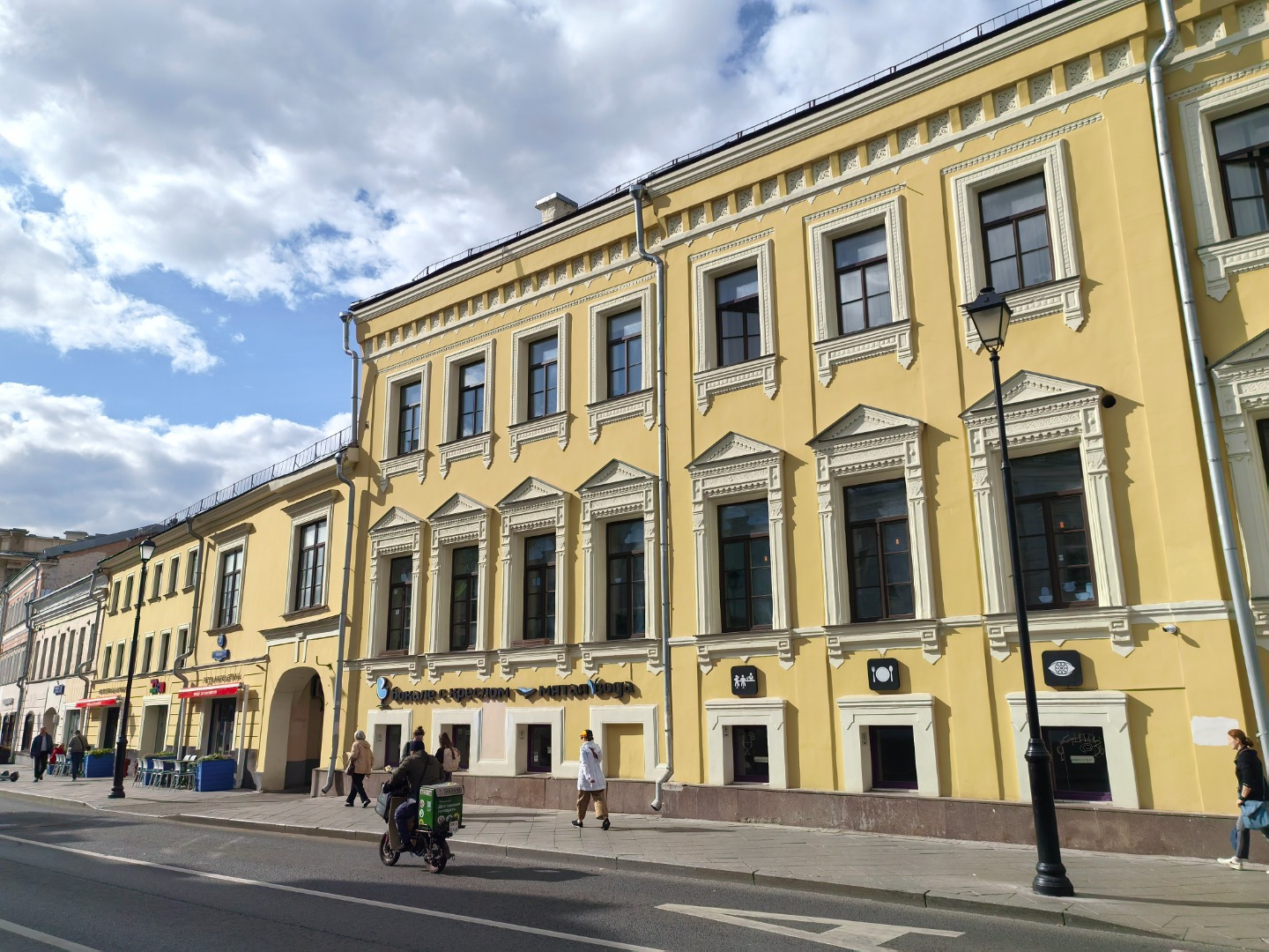 Адрес относится к так называемому «Аристократическому центру» или «Тихому центру» Москвы. Это историческая локация с минимальной автомобилизацией переулков, где расположены посольства, дорогие камерные рестораны и храмы. Район считается безопасным и подходит для семейной жизни, несмотря на общую нео