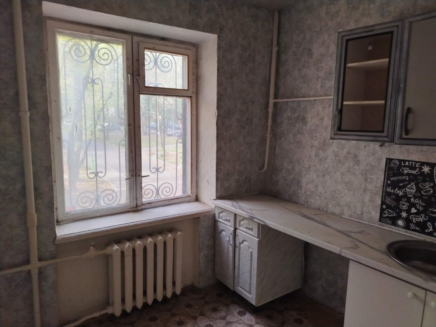 Спальный район. В шаговой доступности от дома национальный парк «Лосиный Остров» крупнейший лесной массив, отличное место для отдыха всей семьи. Лицей № 1795, с дошкольным образованием, школа № 1246, № 21.
Во дворе дома детские и спортивные площадки. Высажены деревья, цветы и кустарники.
Документы г