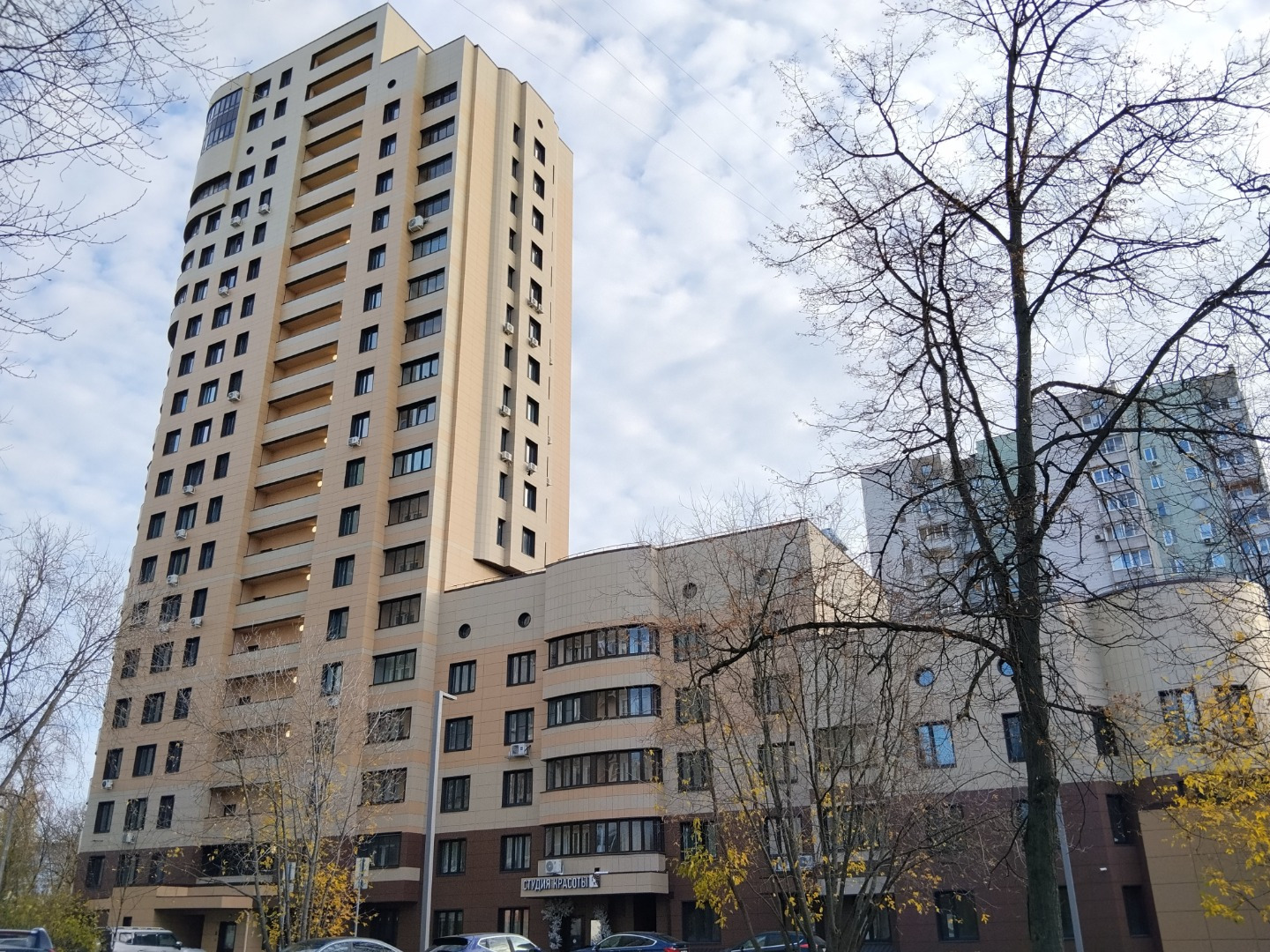 Район считается одним из самых зеленых в Москве. В непосредственной близости находится Джамгаровский парк с прудом, а также парк «Торфянка». Это обеспечивает чистый воздух и возможности для прогулок.
Ближайшая станция метро - «Бабушкинская» (около 1,1 км, 10–15 минут пешком). Также в 10 минутах тран